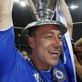 John Terry Memegang Piala UEFA Champions League