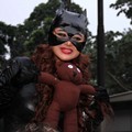 Dewi Persik Berpose dengan Boneka Beruang Mr. Bean