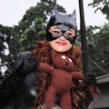 Dewi Persik Berpose dengan Boneka Beruang Mr. Bean