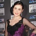 Arumi Bachsin Tampil Cantik dalam Nuansa Ungu