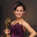 Dinda Hauw Raih Penghargaan Pendatang Baru Wanita Terfavorit