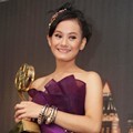 Dinda Hauw Raih Penghargaan Pendatang Baru Wanita Terfavorit