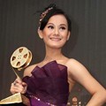 Dinda Hauw Raih Penghargaan Pendatang Baru Wanita Terfavorit
