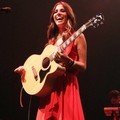 Aksi Christina Perri di Konser 'Lovestrong'