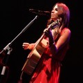 Aksi Christina Perri di Konser 'Lovestrong'