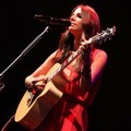 Aksi Christina Perri di Konser 'Lovestrong'