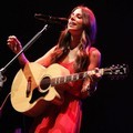 Aksi Christina Perri di Konser 'Lovestrong'