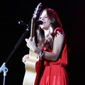Aksi Christina Perri di Konser 'Lovestrong'