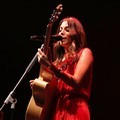 Aksi Christina Perri di Konser 'Lovestrong'