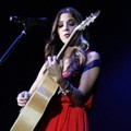 Christina Perri Saat Menyanyikan 'Tragedy'
