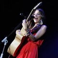 Christina Perri Saat Menyanyikan 'Tragedy'