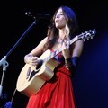 Christina Perri Saat Menyanyikan 'Tragedy'