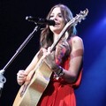 Christina Perri Saat Menyanyikan 'Tragedy'