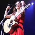 Christina Perri Saat Menyanyikan 'Tragedy'