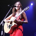 Christina Perri Saat Menyanyikan 'Tragedy'