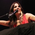 Konser 'Lovestrong' Christina Perri dengan Ciri Khas Bunga Mawar