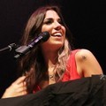 Konser 'Lovestrong' Christina Perri dengan Ciri Khas Bunga Mawar