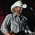 Toby Keith Saat Bermain Gitar