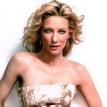 Cate Blanchett Dengan Gaun Valentino Haute Couture di majalah Vogue