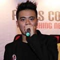 Reza Anugrah Personil SM*SH Saat Mempromosikan VCD Karaoke