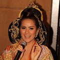 Olla Ramlan di Acara Live Painting Batik Kudus Agnes Budhisurya