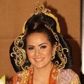 Olla Ramlan di Acara Live Painting Batik Kudus Agnes Budhisurya