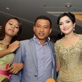 Anang Hermansyah dan Keluarga di Resepsi Pernikahan Ayu Dewi