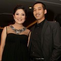 Nindy dan Suami di Resepsi Pernikahan Ayu Dewi