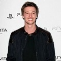 Patrick Schwarzenegger di Acara PS VITA  Portable Entertainment System