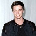 Patrick Schwarzenegger di Acara PS VITA  Portable Entertainment System
