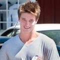 Patrick Schwarzenegger Saat Ditemui di Le Pain Quotidien