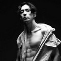 Song Il Gook Dengan Konsep Foto Hitam Putih