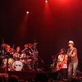 Jason Mraz Tampil Full Band di Konser 'Tour is a Four Letter Word'