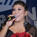 Regina Ivanova Membawakan Lagu di Konferensi Pers Grand Final 'Indonesian Idol'