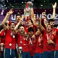 Xavi Hernandez dan Tim Spanyol Merayakan Kemenangan di Final Euro 2012