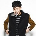 Park Min Woo Berpose Sambil Makan Cokelat