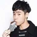 Park Min Woo Berpose Sambil Makan Cokelat