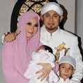 Ustadz Guntur Bumi Bersama Istri dan Anak-Anaknya