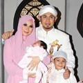 Ustadz Guntur Bumi Bersama Istri dan Anak-Anaknya