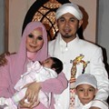 Ustadz Guntur Bumi Bersama Istri dan Anak-Anaknya