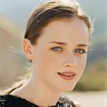 Alexis Bledel Berpose Untuk Majalah Allure