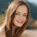 Alexis Bledel Berpose Untuk Majalah Allure