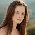 Alexis Bledel Berpose Untuk Majalah Allure