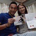Okie Agustina dan Gunawan Dwi Cahyo Saat Fitting Gaun Pengantin di Eva Bun Wedding Gallery