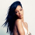 Rihanna Mengenakan Gaun Calvin Klein di Harper's Bazaar Edisi Agustus 2012
