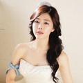 Hong Soo Ah Berpose Dengan Busana pengantin