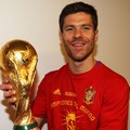 Xabi Alonso Berpose Dengan Piala Kebanggaan