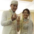 Okie Agustina dan Gunawan Dwi Cahyo Pamerkan Cincin Pernikahan