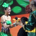 Agnes Monica Menerima Penghargaan Kids' Choice Awards 2012