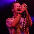 David Cook Menyanyikan 'Champaign Supernova' Saat Konser di Indonesia